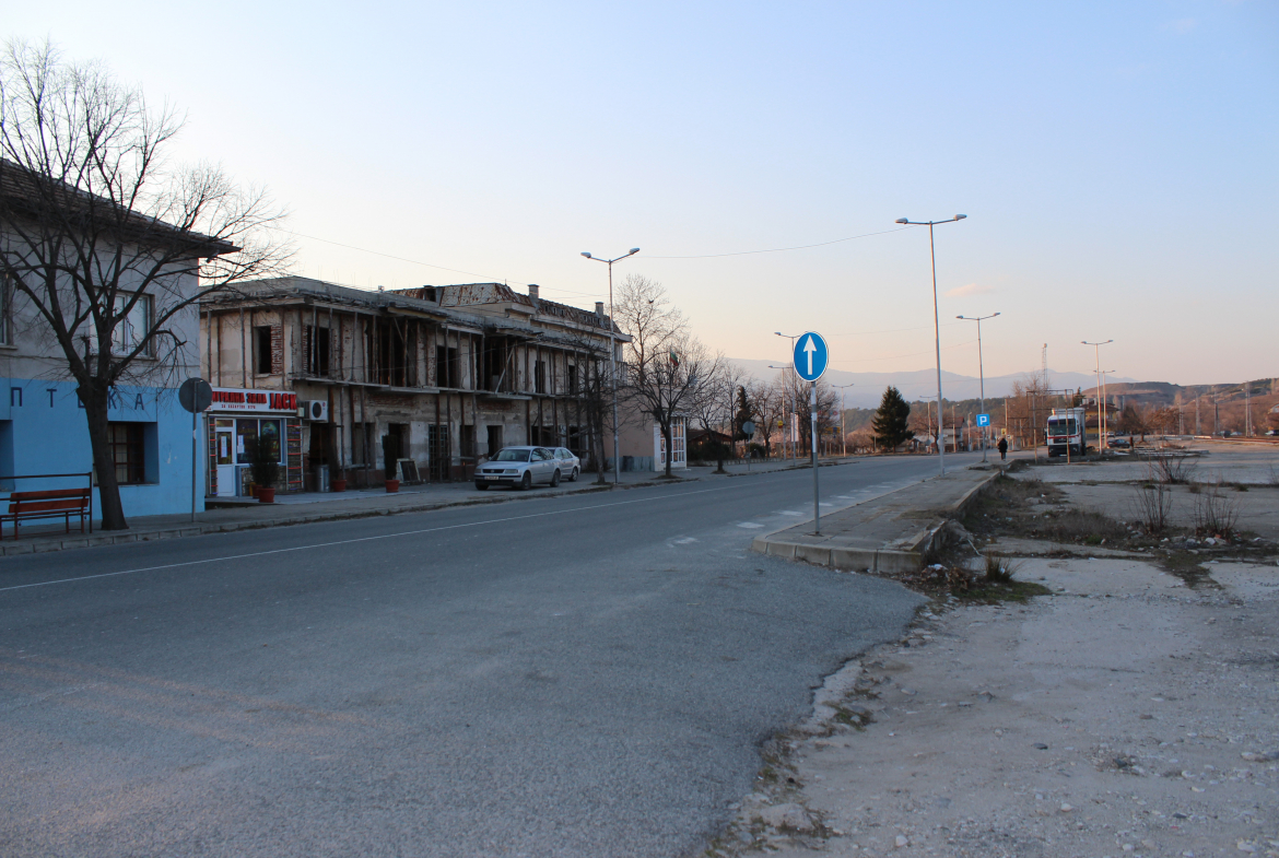 Сграда на главен път Е79